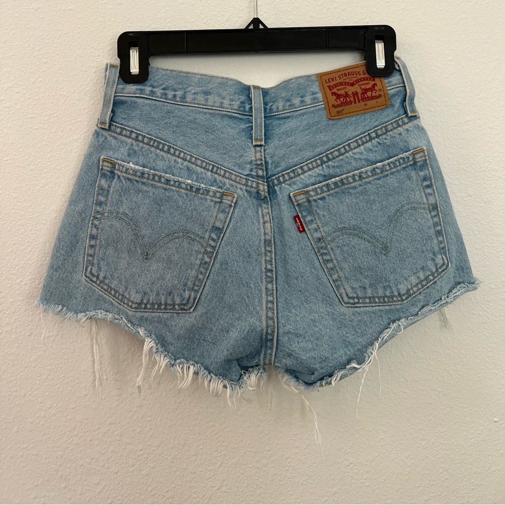 Blue denim Levi’s shorts - Picture 2 of 4